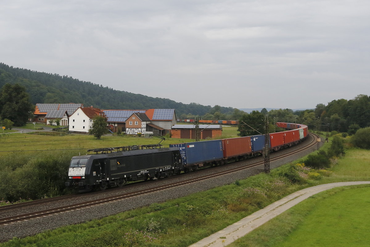 189 459 mit einem Containerzug aus Kassel kommend. Aufgenommen am 10. August 2017 bei Hermannspiegel.