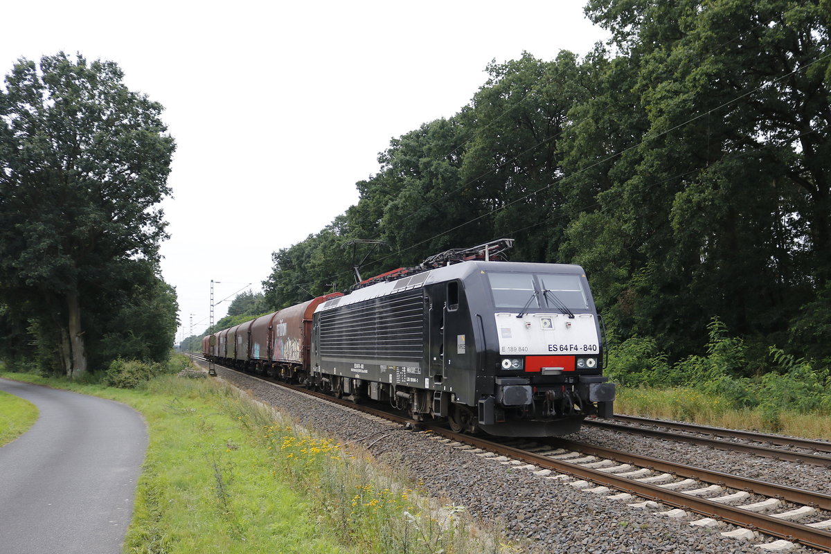 189 840 mit einem kurzen Gterzug am 17. August 2017 bei Drverden.