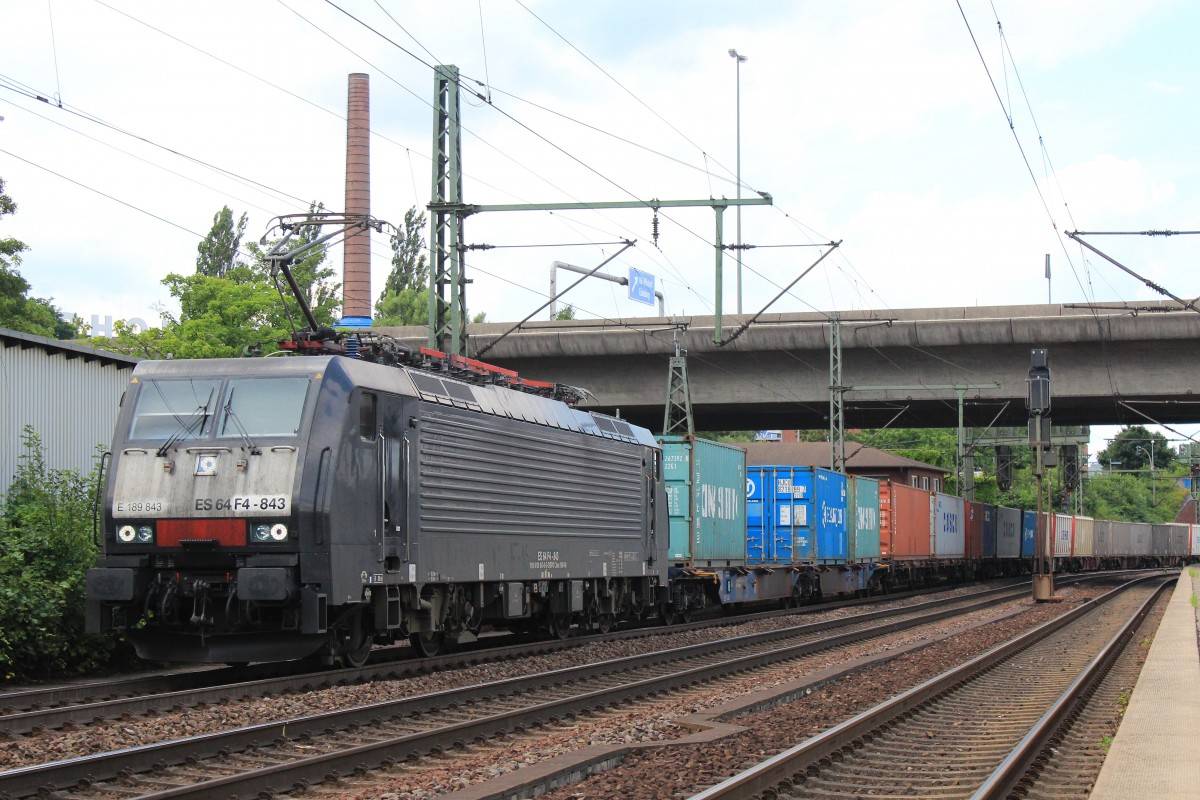 189 843-6 ebenfalls mit einem Containerzug am 31. Juli 2013 in Hamburg-Harburg.