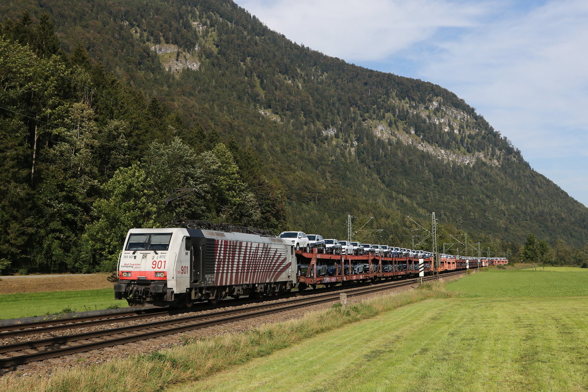 189 901 war mit einem Autozug am 9. September 2020 bei Niederaudorf am Inn in Richtung Kufstein unterwegs.