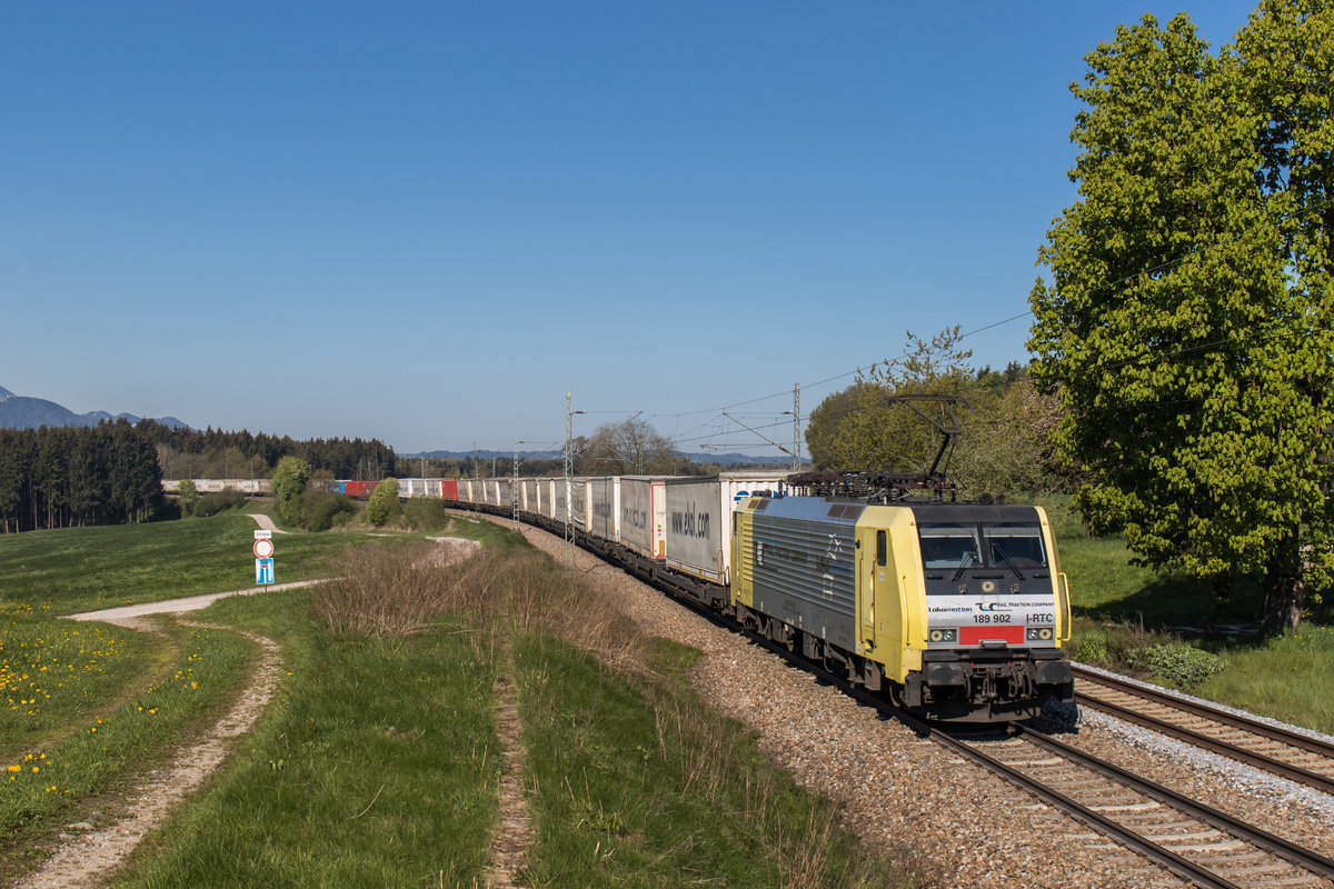 189 902 mit dem  Ekol -Zug unterwegs in Richtung Salzburg am 30. April 2016 bei Htt.