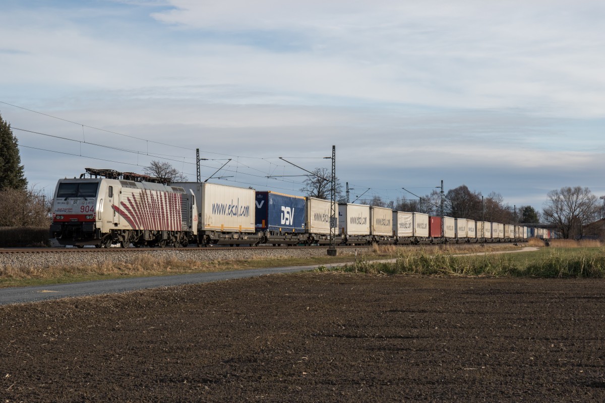 189 904 mit dem  Ekol-Zug  am 12. Dezember 2015 bei bersee am Chiemsee.