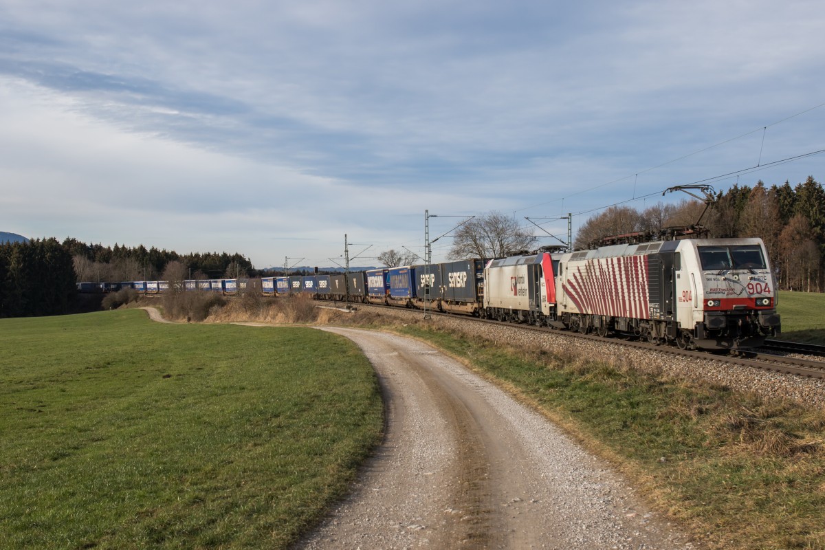 189 905 und 185 664 waren am 12. Dezember 2015 bei Htt in Richtung Salzburg unterwegs.