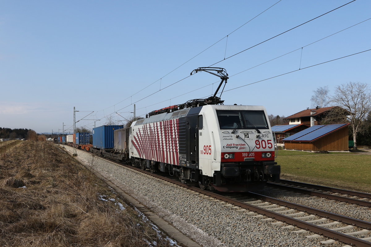 189 905 war am 7. Mrz 2021 mit einem  KLV  am 7. Mrz 2021 bei Grabensttt im Chiemgau in Richtung Salzburg unterwegs.