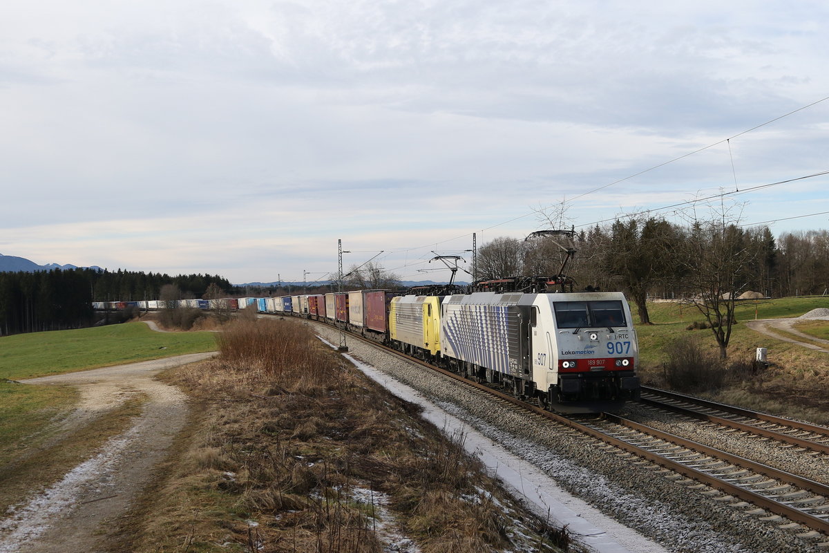 189 907 & 189 903 mit dem  Ekol  aus Mnchen kommend am 3. Januar 2019 bei Grabensttt im Chiemgau.