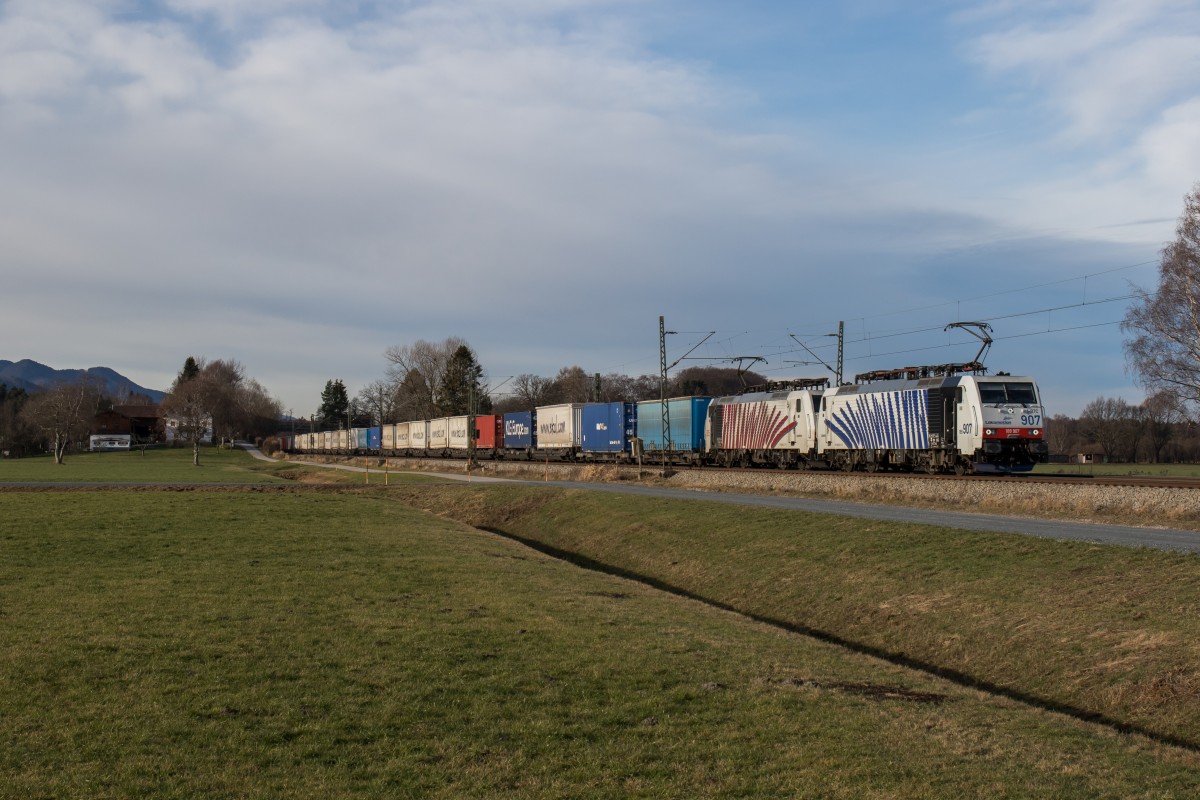 189 907 und 189 905 waren mit dem  Ekol-Zug  am 12. Dezember 2015 bei bersee in Richtung Salzburg unterwegs.