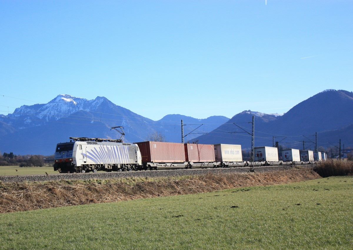 189 907 mit dem  EKOL _Zug am 23. Dezember 2013 bei Weisham.