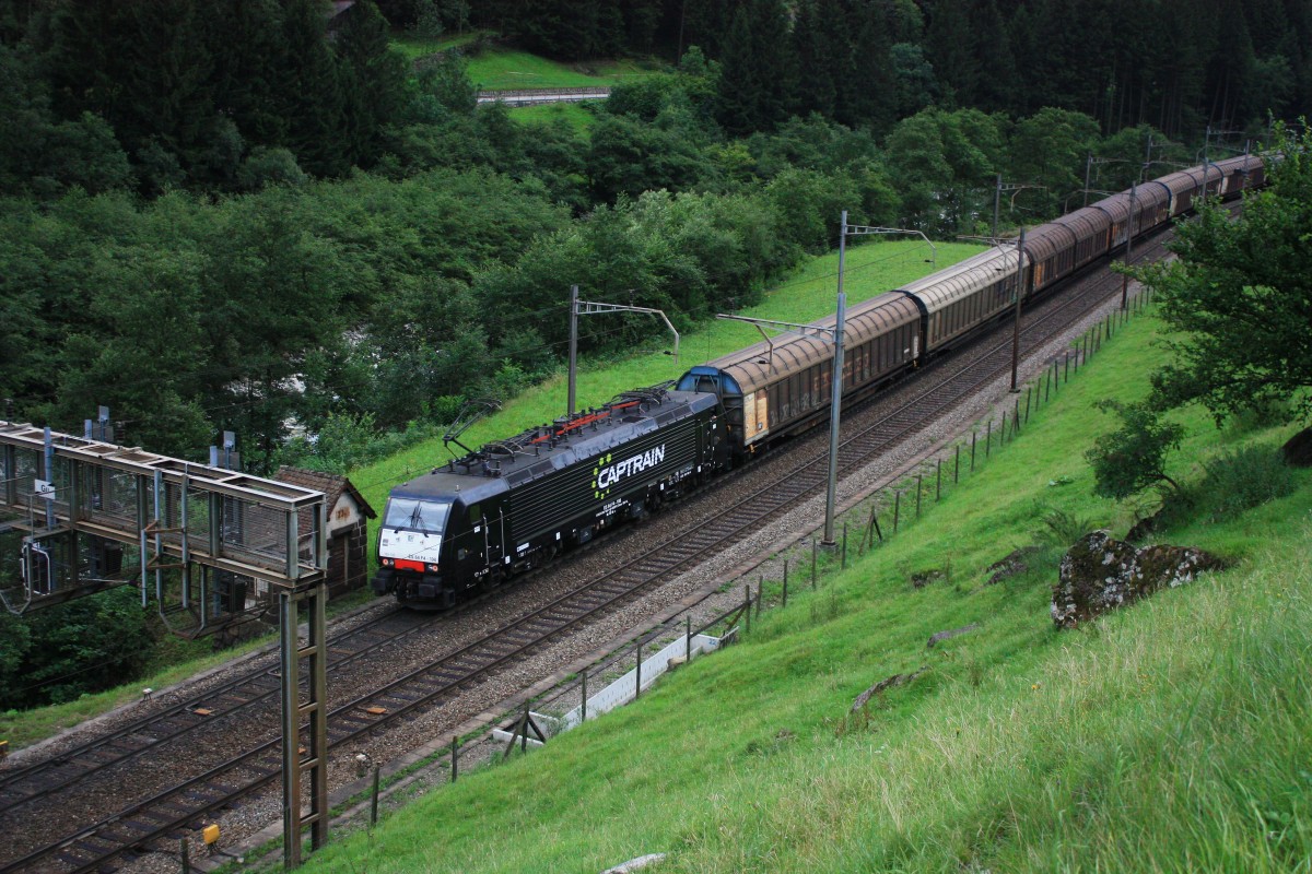 189 908 ist am 19. August 2014 bei Gurtnellen in Richtung Erstfeld unterwegs.