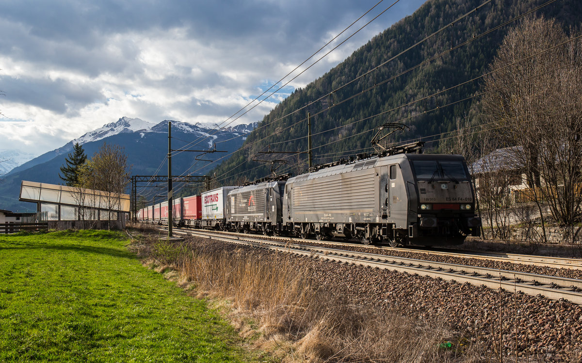 189 910 und 189 924 mit einem KLV am 7. April 2017 bei Freienfeld/Campo di Trens.