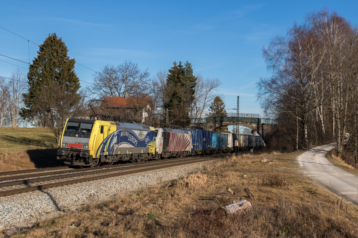 189 912 und 189 905 mit dem  Ekol-Zug  am 28. Dezember 2015 aus Salzburg kommend bei bersee.