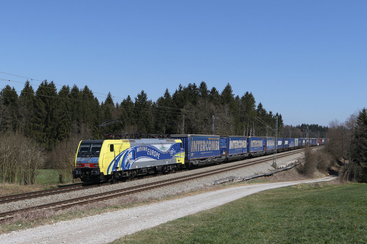 189 912  Moving Europe  mit dem  Intercombi  aus Salzburg kommend am 1. April 2020 bei Grabensttt.