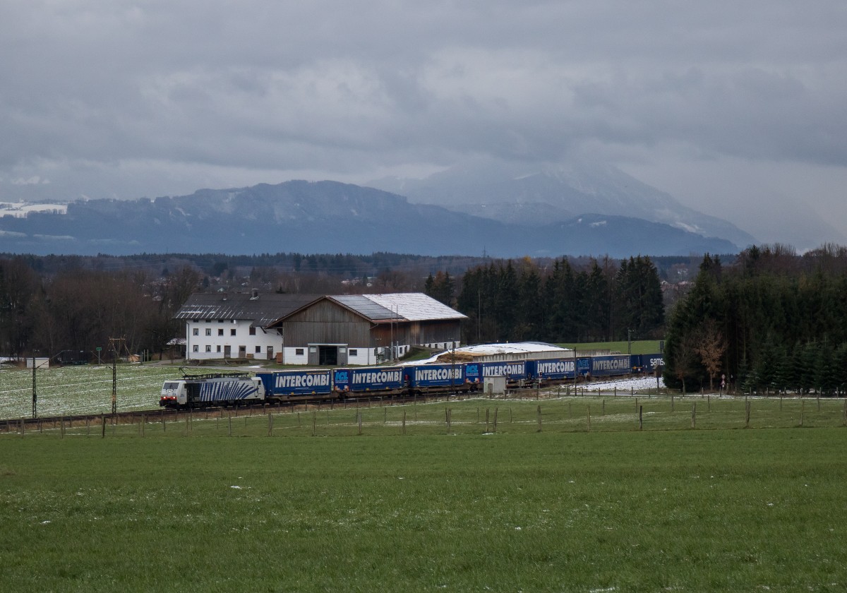 189 914 mit dem  Intercombi-Zug  am 28. November 2015 bei Vogl.