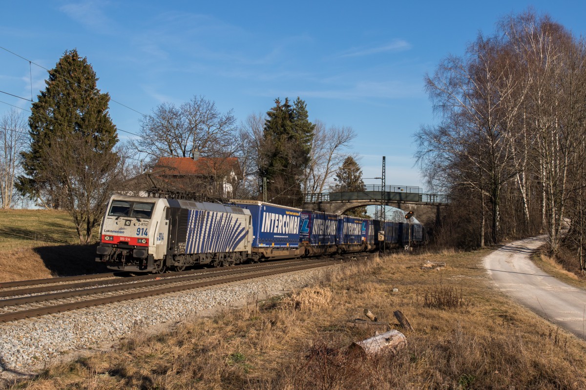 189 914 mit dem  Intercombi-Zug  am 28. Dezember 2015 bei bersee am Chiemsee.