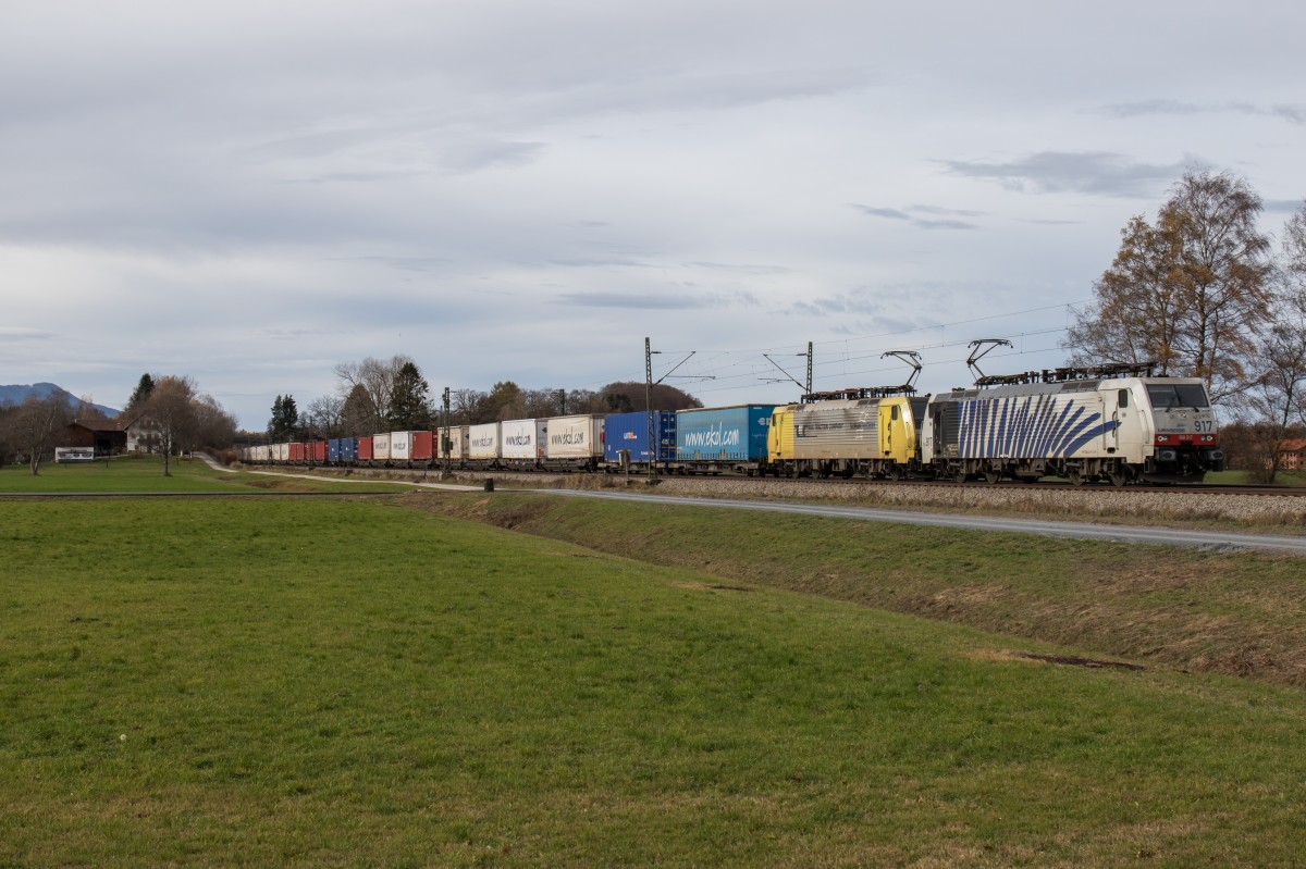 189 917 und 189 903 waren am 15. November 2015 mit dem  EKOL -Zug bei bersee in Richtung Salzburg unterwegs.