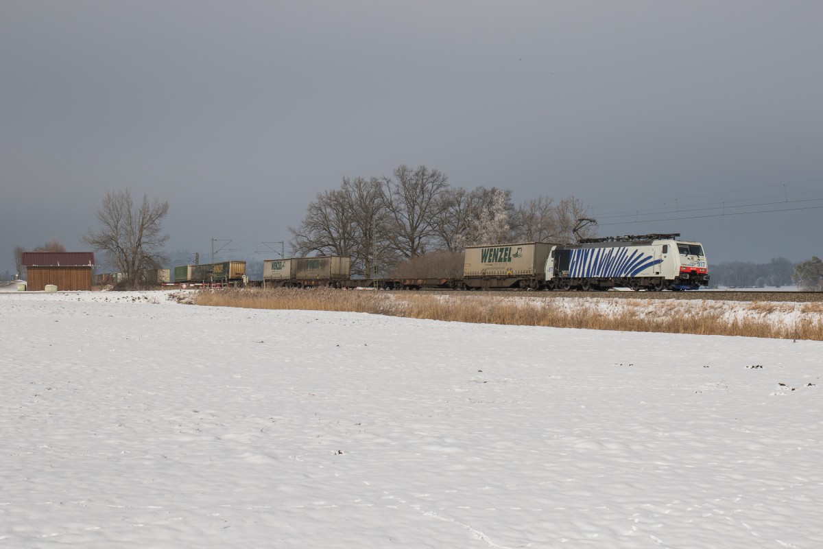 189 917-8 mit dem  Wenzel-Zug  am 22. Januar 2016 bei Weisham.