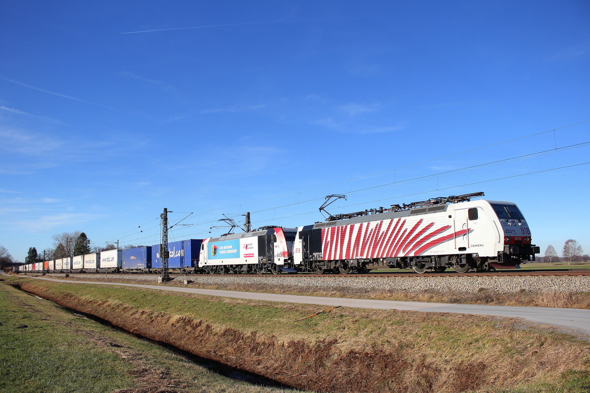189 918 und 185 665 von  Kombi-Verkehr  mit dem  Ekol -Zug aus Mnchen kommend am 10. Dezember 2016 bei bersee.
