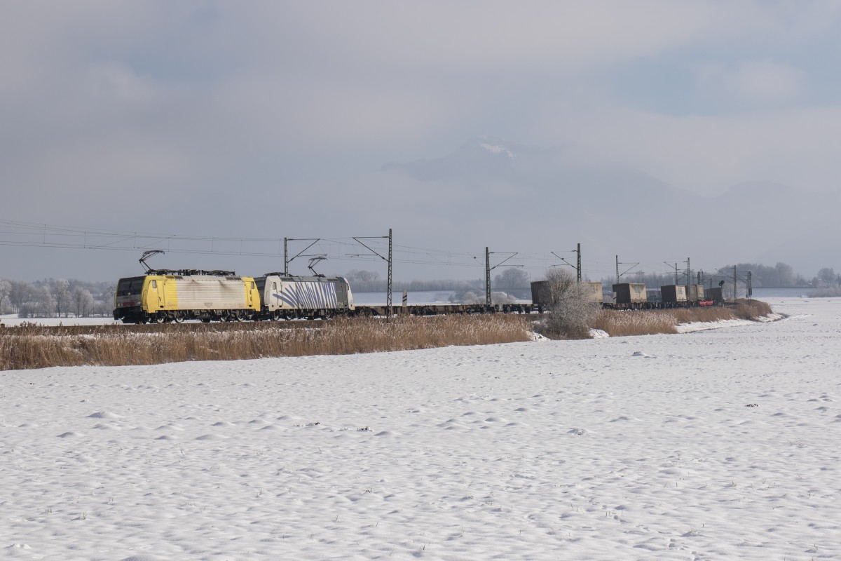 189 926 und 185 663-2 waren am 22. Januar 2016 mit dem  Wenzel-Zug  in Bernau am Chiemsee in Richtung Mnchen unterwegs.