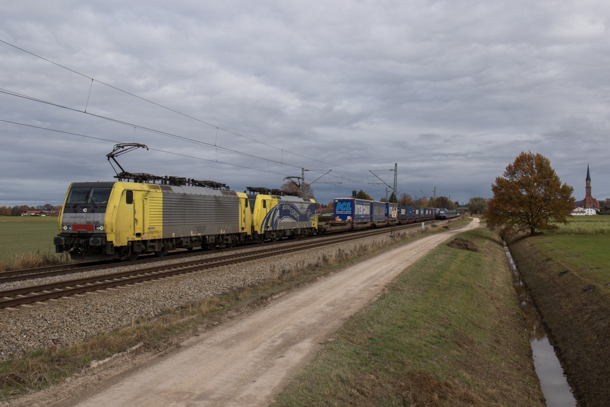 189 926 und 189 912 mit dem  Inter-Kombi -Zug aus Salzburg kommend am 7. November 2015 bei bersee.