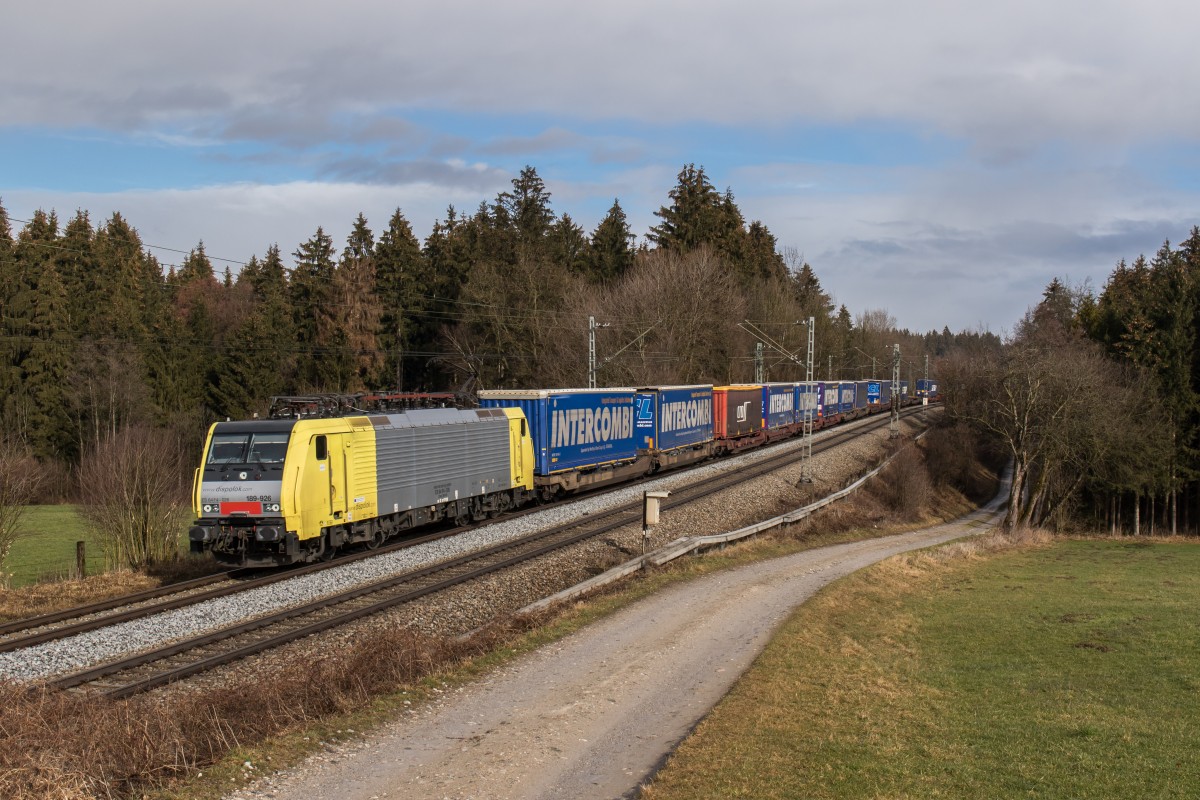 189 926 mit dem  Intercombi-Zug  aus Salzburg kommend am 13. Februar 2016 bei Sossau.