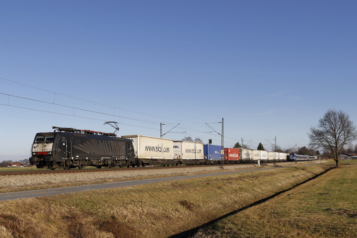 189 927 mit dem  Ekol-Zug  am 29. Dezember 2016 aus Salzburg kommend bei bersee am Chiemsee.