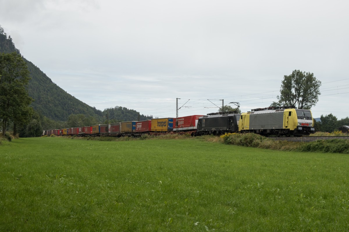 189 930 und 189 936 auf dem Weg nach Kufstein am 25. August 2015 bei Niederaudorf.