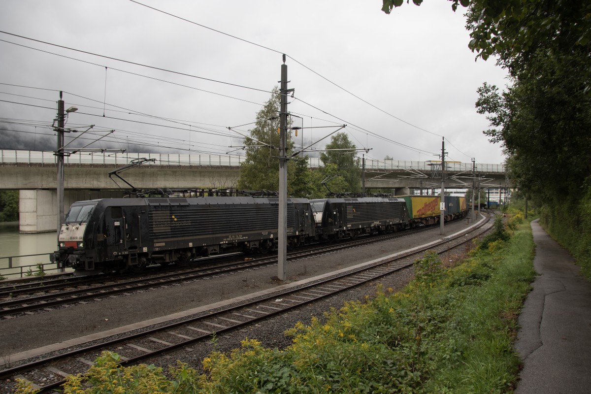 189 934 und 189 938 bei der Einfahrt in den Bahnhof von Kufstein am 25. August 2015.