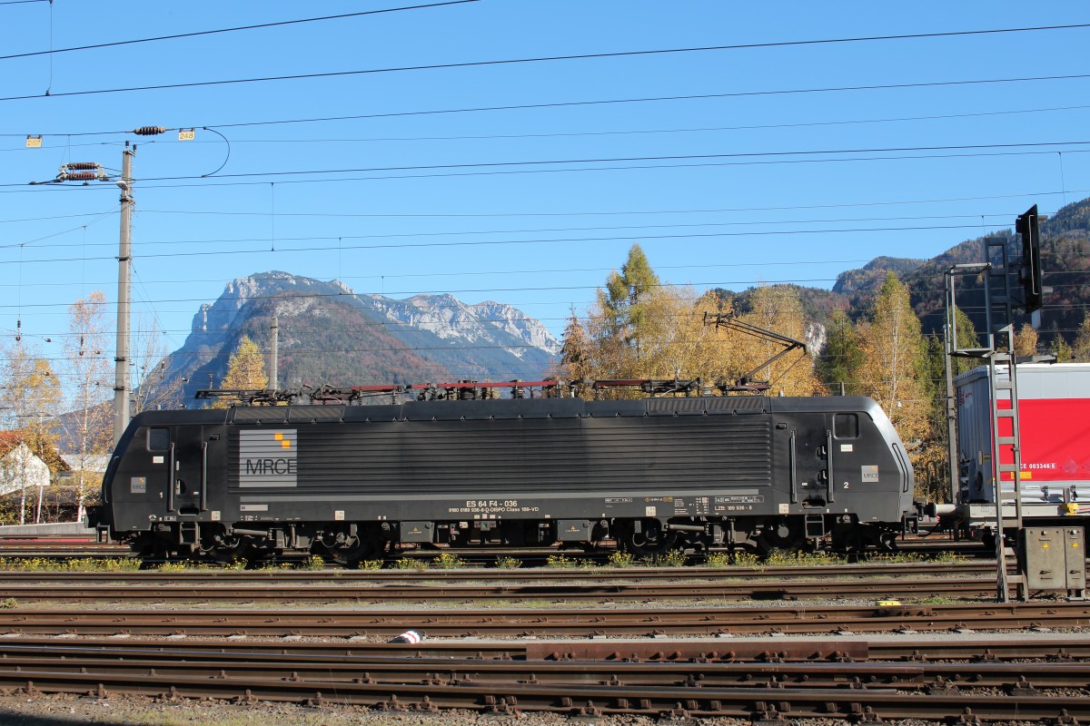 189 936-8 am 1. November 2015 kurz vor der Abfahrt aus dem Bahnhof von Kufstein.