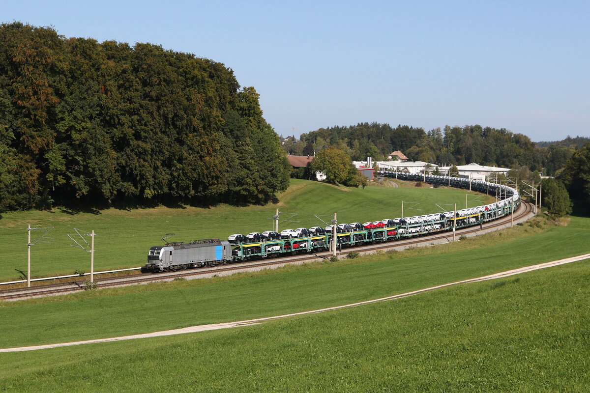 193 092 mit einem Autozug auf dem Weg nach Mnchen. Aufgenommen am 3. Oktober bei Axdorf.