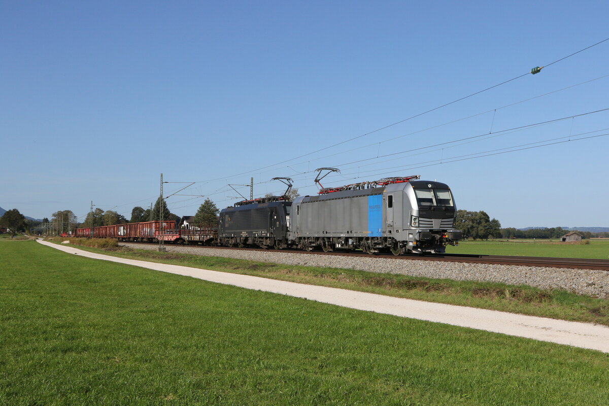 193 093 und 189 910 mit einem gemischten Güterzug aus München kommend am 6. Oktober 20222 bei Übersee am Chiemsee.