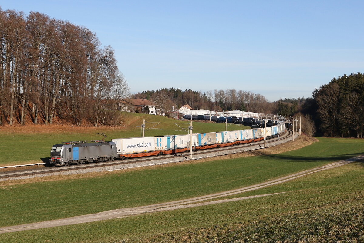 193 127 mit einem  EKOL-KLV  aus Salzburg kommend am 27. Dezember 2023 bei Axdorf im Chiemgau.