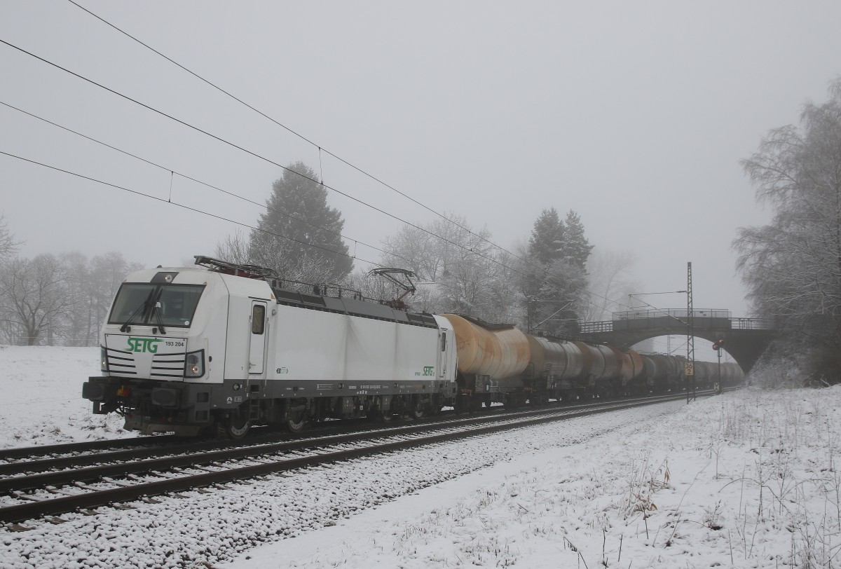 193 204-5 zieht am 18. Januar 2015 einen Knickkesselzug bei Übersee am Chiemsee durch den Chiemgau in Richtung München.