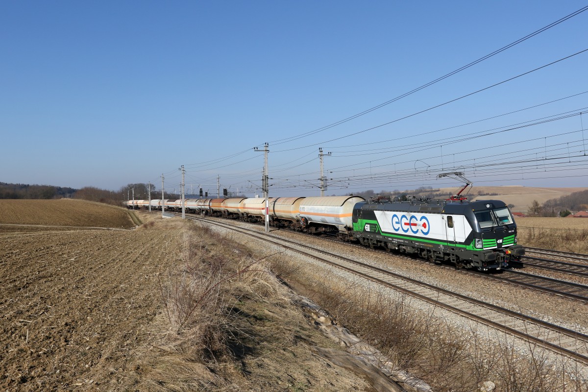 193 212 mit einem Kesselwagenzug am 21. Februar 2015 kurz vor Bheimkirchen.