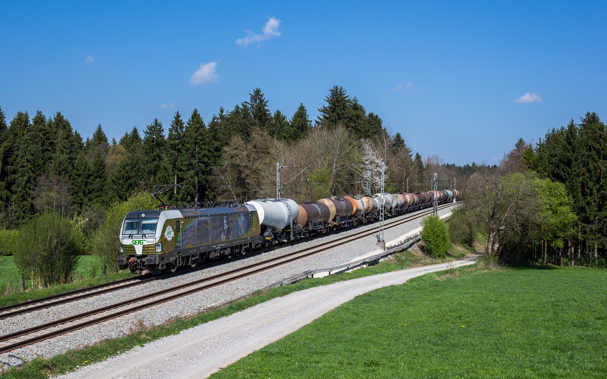 193 218 war mit einem Kesselwagenzug am 9. April 2017 bei Sossau in Richtung Mnchen unterwegs.