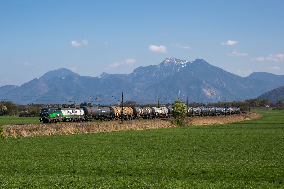 193 229 kam mit einem Kesselwagenzug aus Salzburg am 9. April 2017 bei Bernau am Chiemsee vor die Linse.