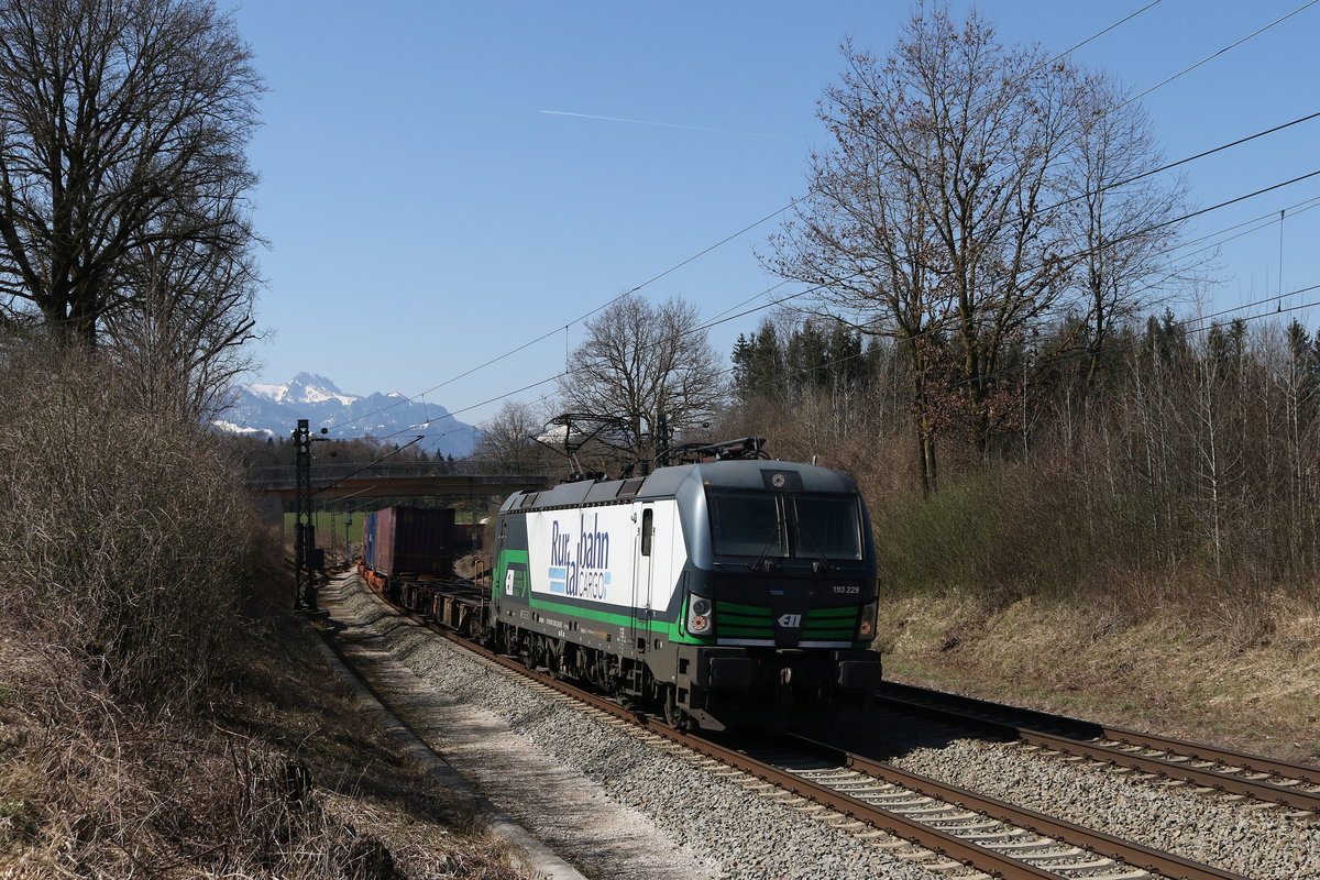 193 229 der  Rurtalbahn  am 1. April 2020 aus Mnchen kommend bei Grabensttt im Chiemgau.