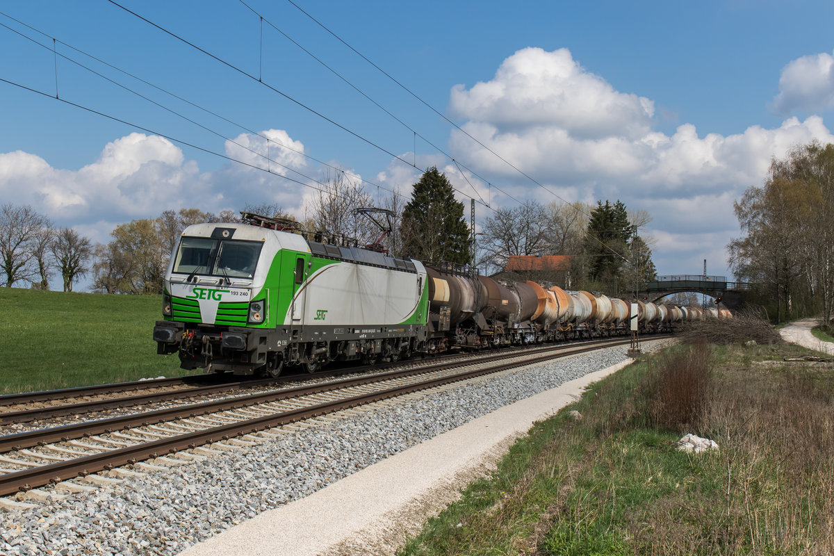 193 240 mit einem Kesselwagenzug aus Salzburg kommend am 10. April 2016 bei bersee am Chiemsee.