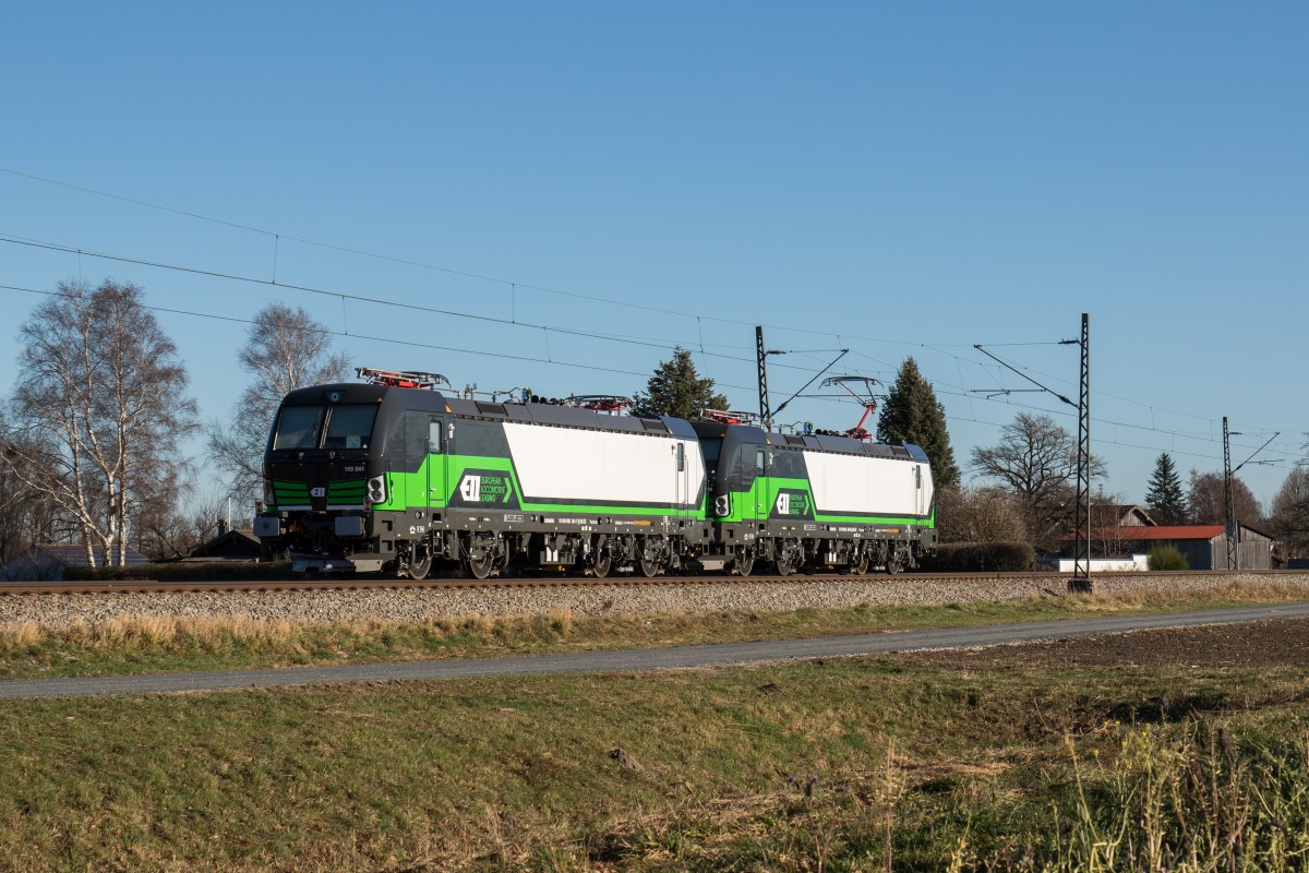 193 241-7 und 194 245-8 waren am 6. Dezember 2015 bei bersee am Chiemsee auf dem Weg nach Salzburg.