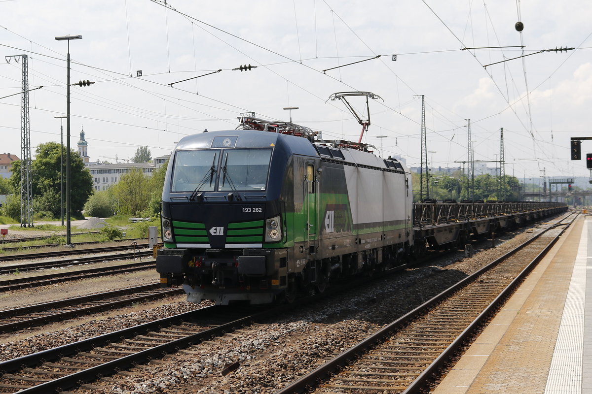 193 262 durchfhrt am 19. Mai 2017 mit einem Flachenwagen-Ganzzug den  Regensburger Hauptbahnhof .