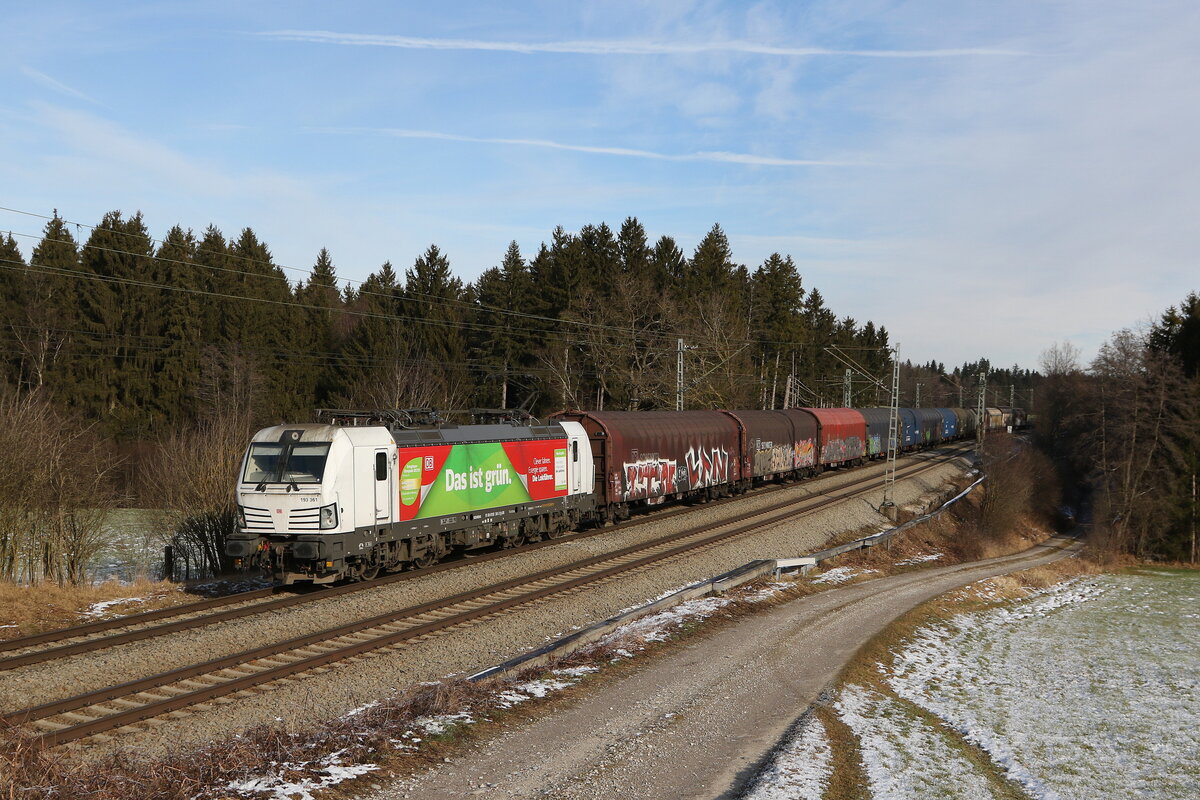 193 361  Das ist grn  war am 7. Januar 2022 mit einem gemischten Gterzug bei Grabensttt im Chiemgau in Richtung Mnchen unterwegs.