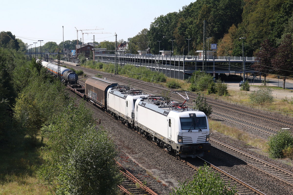 193 365 und 193 xxx durchfahren mit einem gemischten Gterzug am 31. August 2019 den Bahnhof von Tostedt.