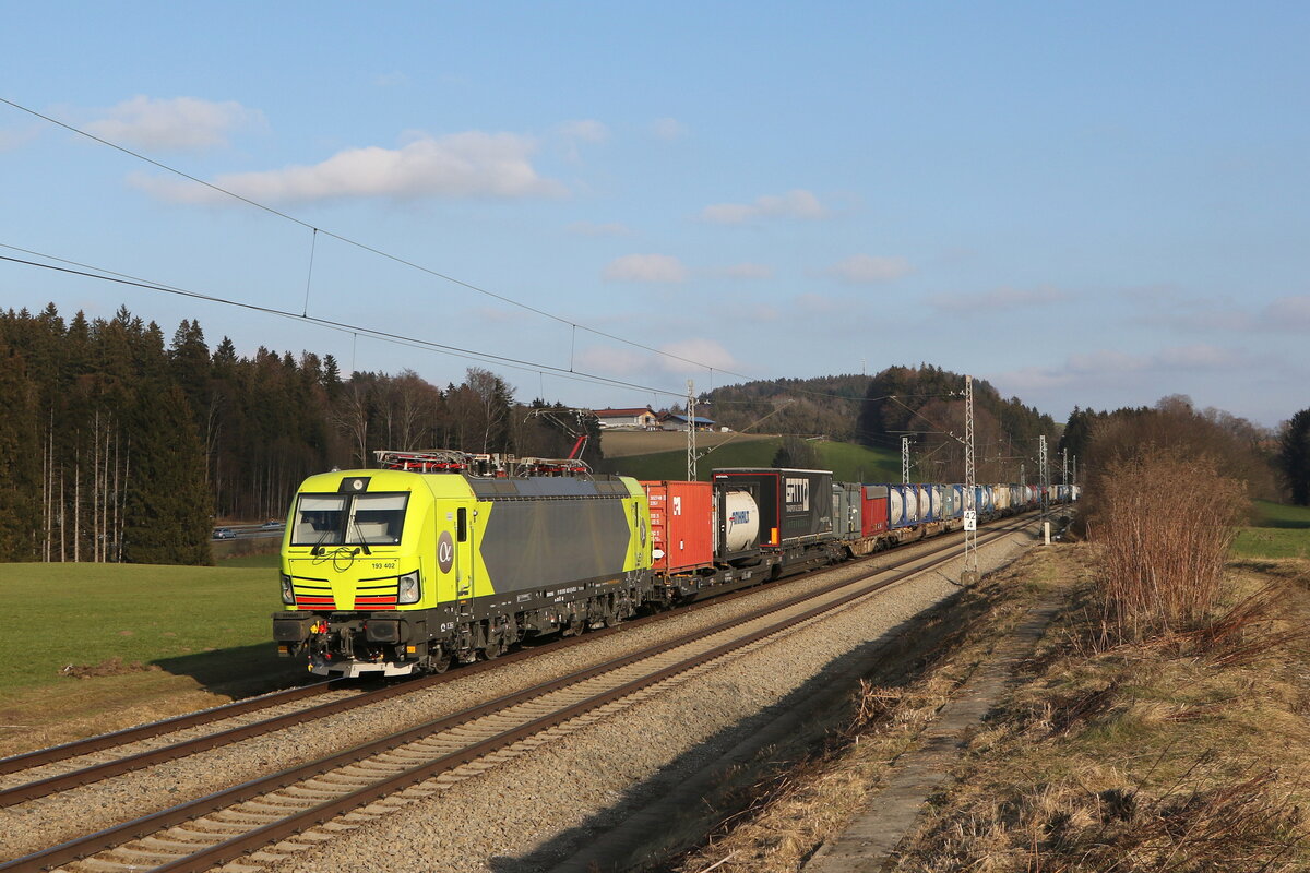 193 402 von  ALPHA TRAINS  mit einem  KLV  aus Salzburg kommend am 12. Februar 2023 bei Htt im Chiemgau.