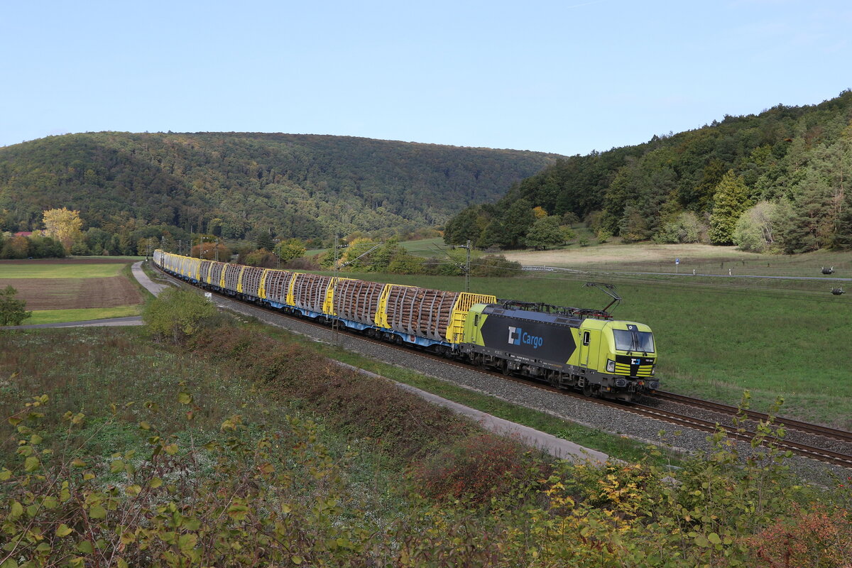 193 588 von  CD-Cargo  mit einem Holzzug am 10. Oktober 2022 bei Harrbach im Maintal.