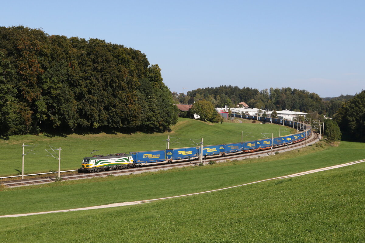 193 595 der  Raaberbahn  mit einem  WALTER-KLV  aus Salzburg kommend am 3. Oktober 2023 bei Axdorf im Chiemgau.