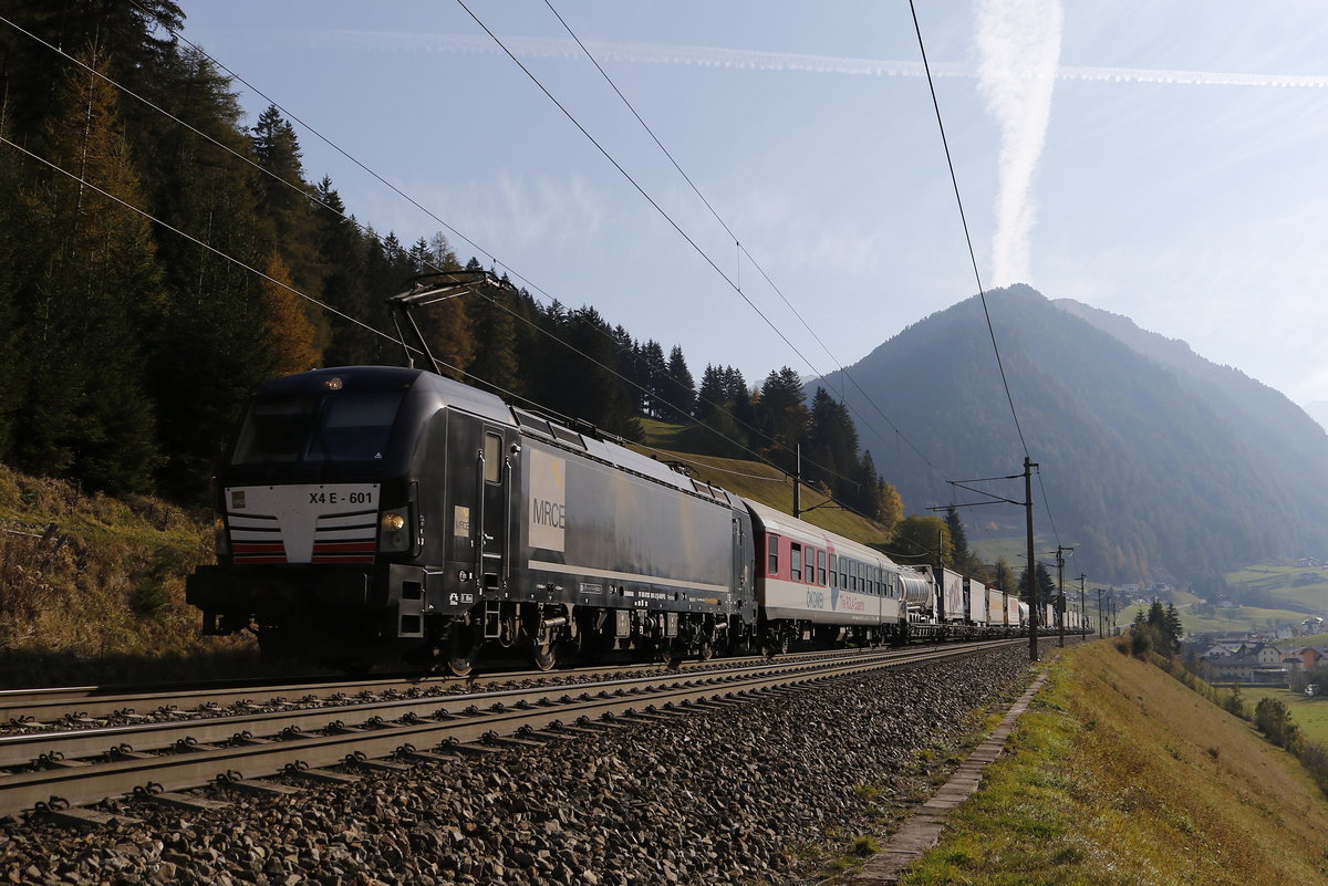 193 601 mit einer  ROLA  vom Brenner kommend am 16. Oktober 2018 bei St. Jodok.