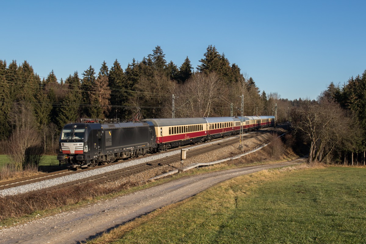 193 605-3 mit dem  AKE-Rheingold  am 20. Dezember 2015 bei Sossau.
