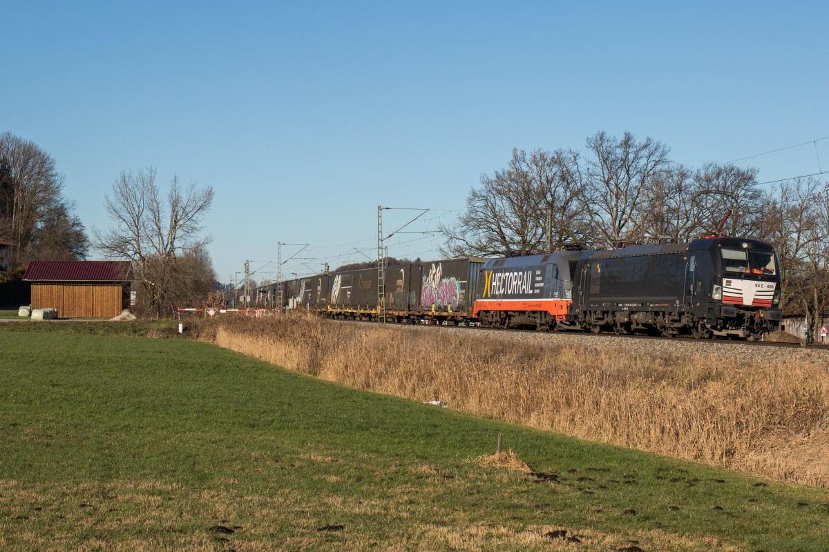 193 606-1 und die  Hector-Rail  242 531 am 6. Dezember 2015 bei Weisham.