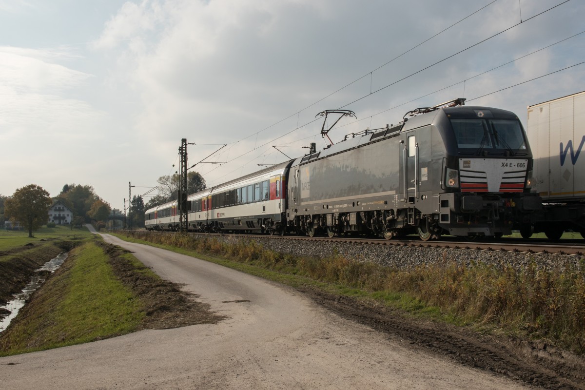 193 606-1 war am 22. Oktober 2015 mit vier Schweizer Waggons in Richtung Salzburg unterwegs. Aufgenommen bei bersee am Chiemsee.