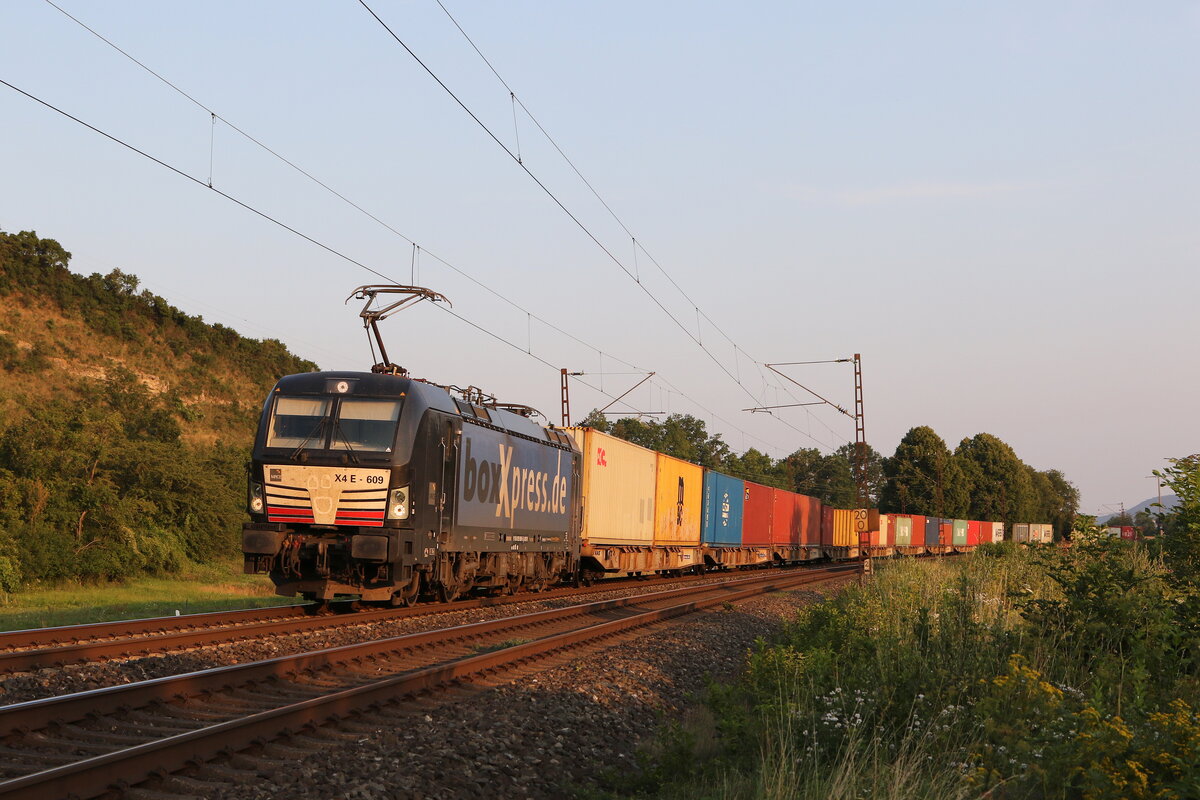 193 609 mit einem Containerzug aus Wrzburg kommend am 23. Juli 2021 bei Himmelstadt.