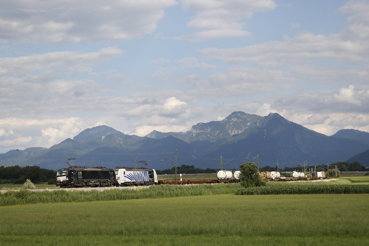 193 661 (MRCE) und 193 770 (Lokomotion) mit einem KLV am 26. Juni 2016 bei Bernau am Chiemsee.