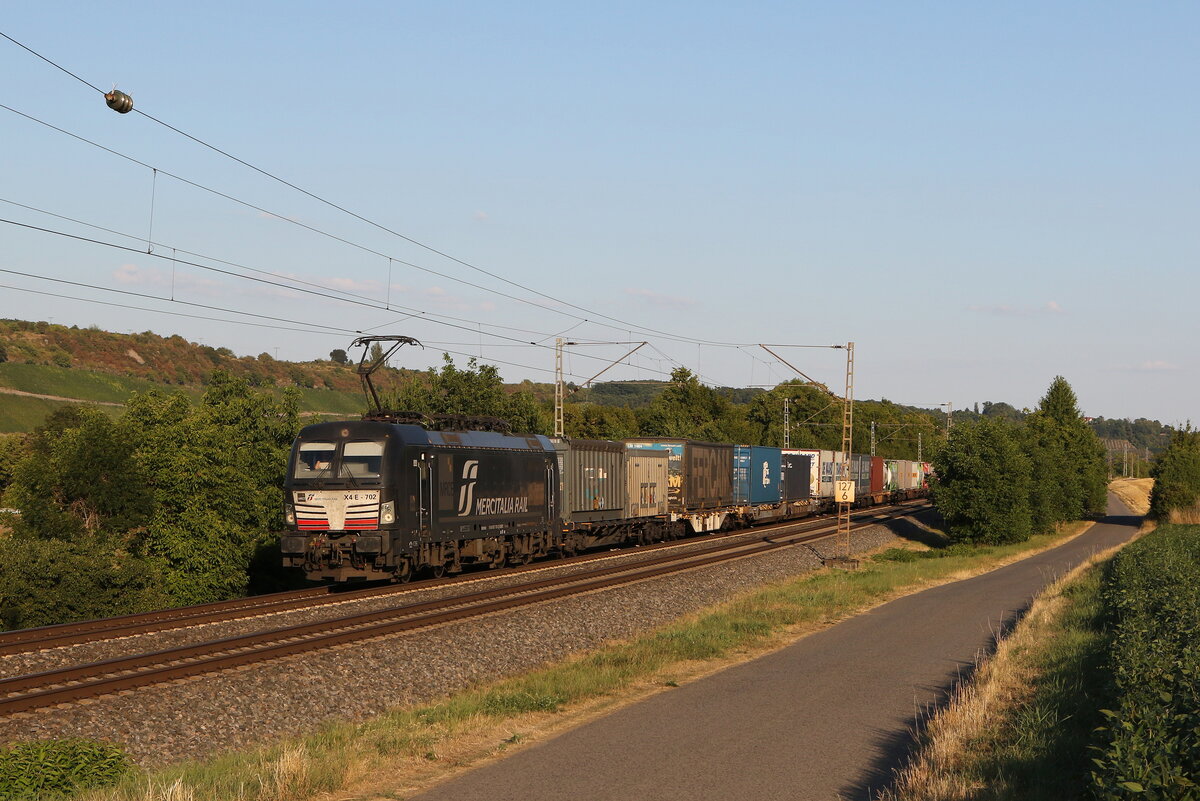193 702 von  MERCITALIA RAIL  war mit einem  KLV  am 4. August 2022 bei Winterhausen in Richtung Wrzburg unterwegs.